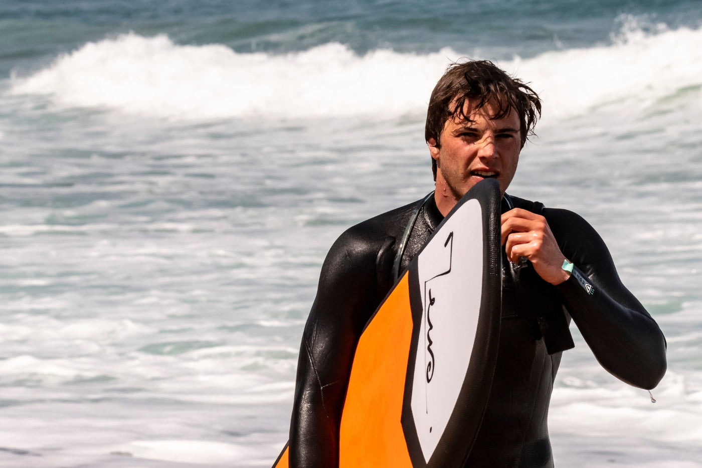 un surfeur avec une planche zeus