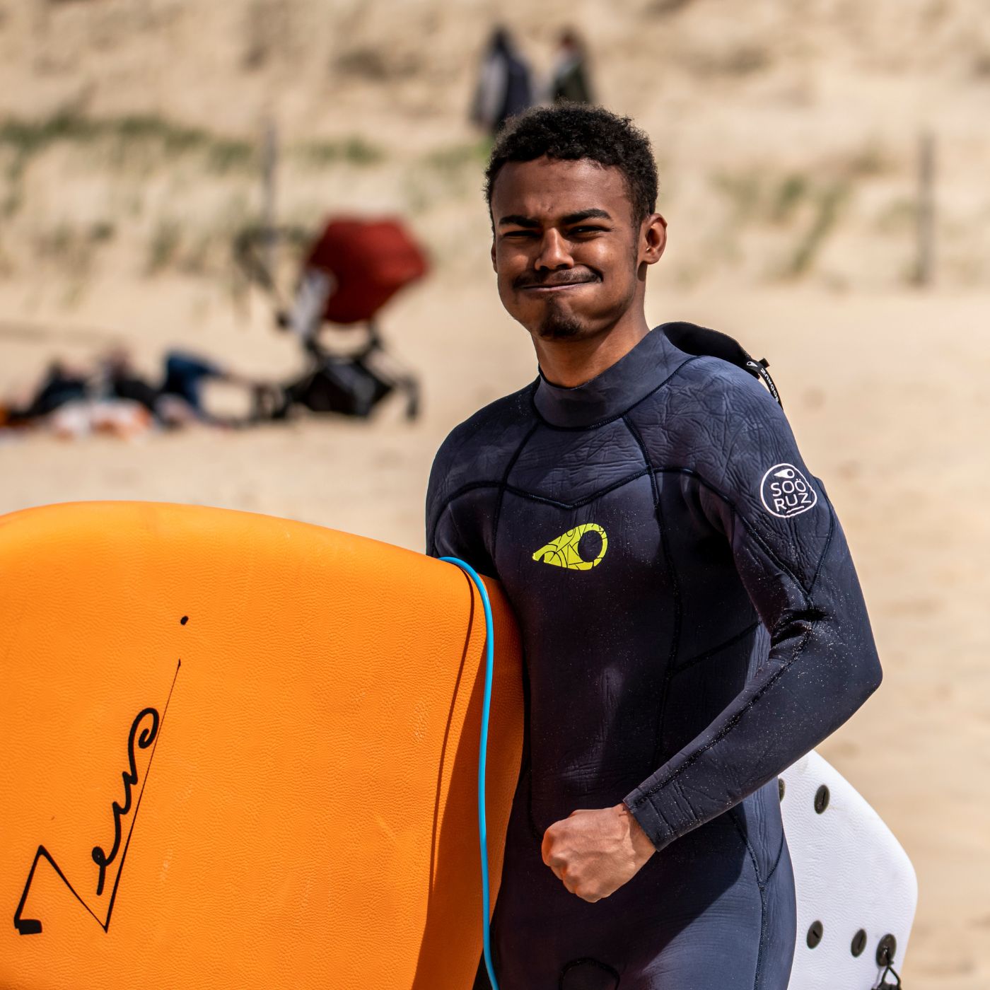 Un surfeur débutant avec une planche softboard