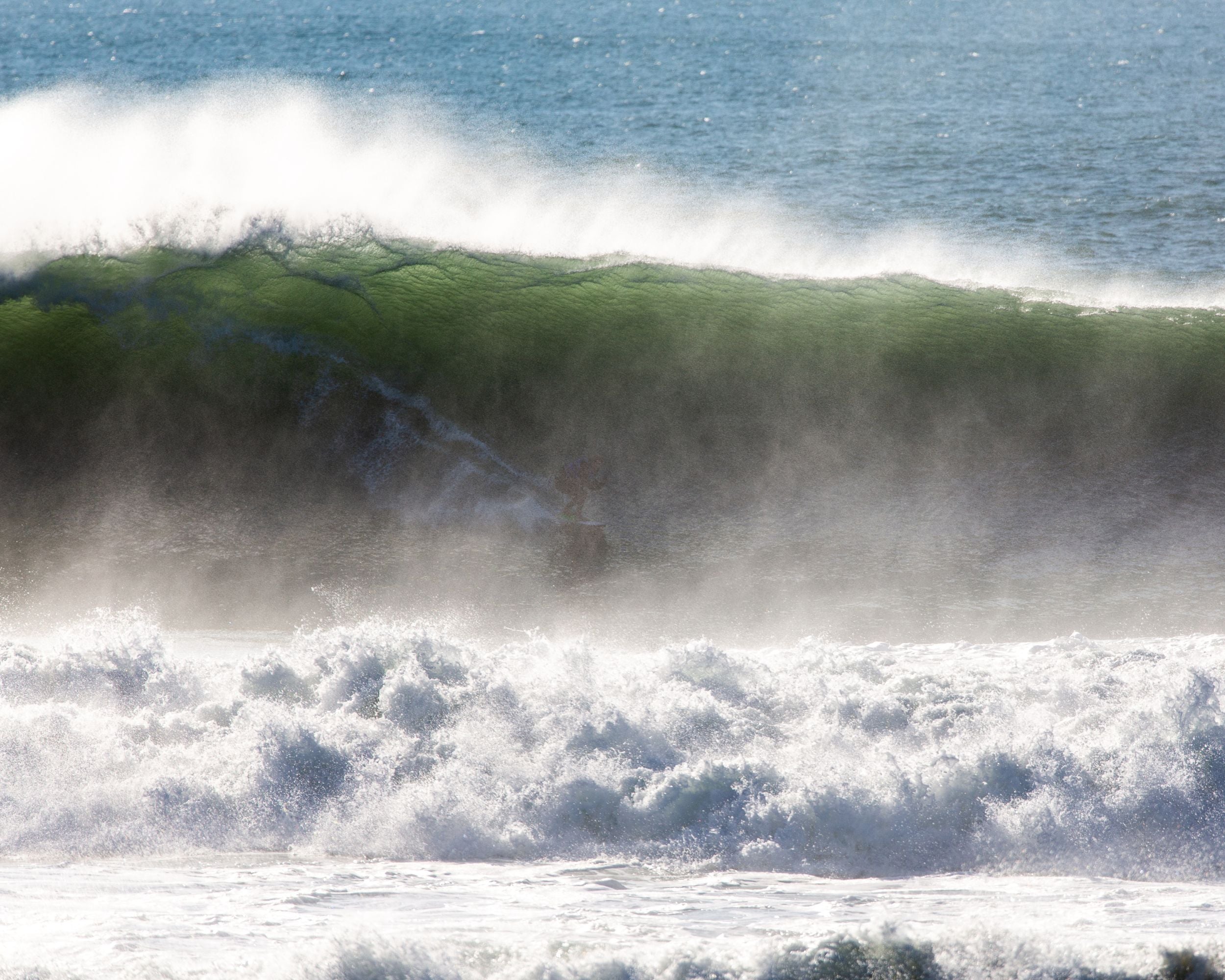 planche de surf zeus dans une vague avec un vent offshore