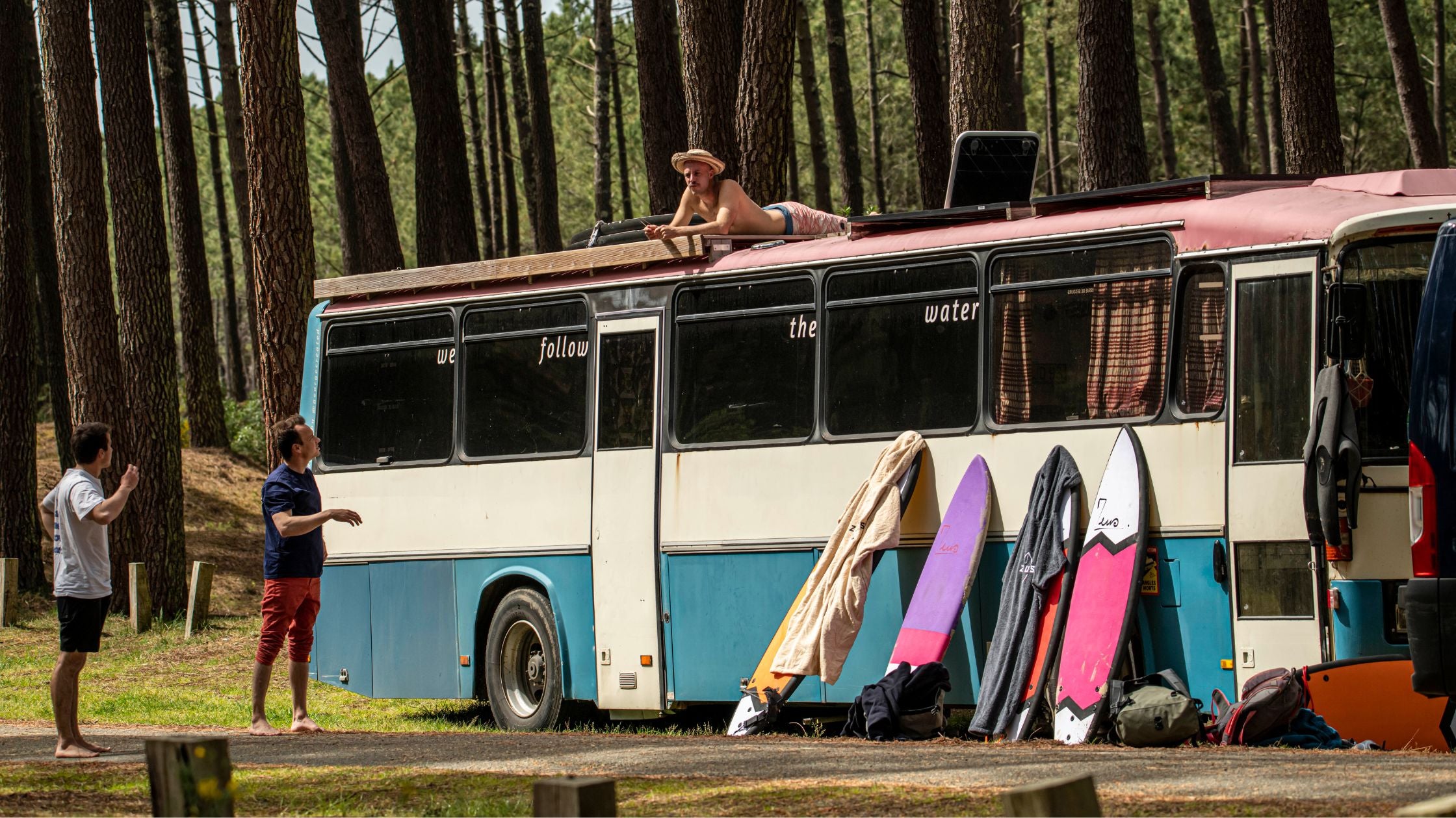 Un van aménagé avec une bandes de surfeurs et leur planches de surf softboard