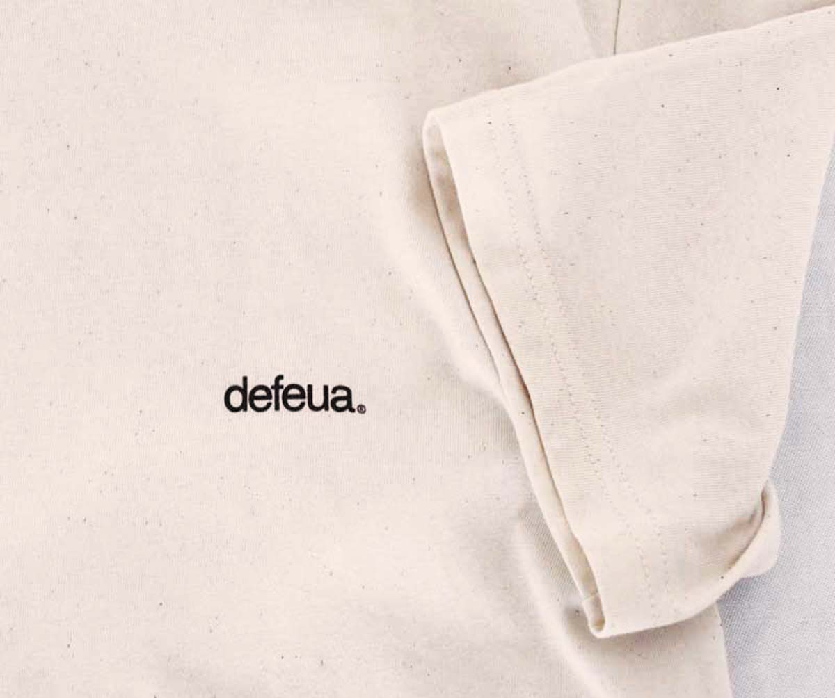 Dettaglio del tessuto della t-shirt Defeua® "FUORI" in colore naturale e cotone organico