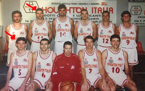 Luca Bensi e Angelo Dellarovere nella foto di squadra del Genova Basket (1999)