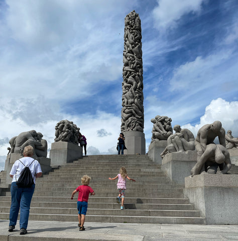 kids running to the monolith at vigelands park