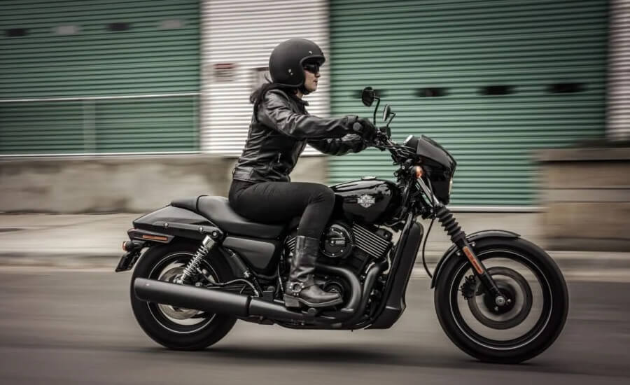 Comfort & Ergonomics: Harley Davidson Street 750