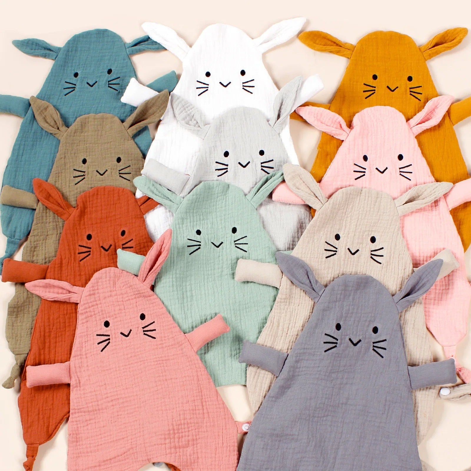 Doudou-lapin-doux-coton-étiquettes-nœuds-mignon