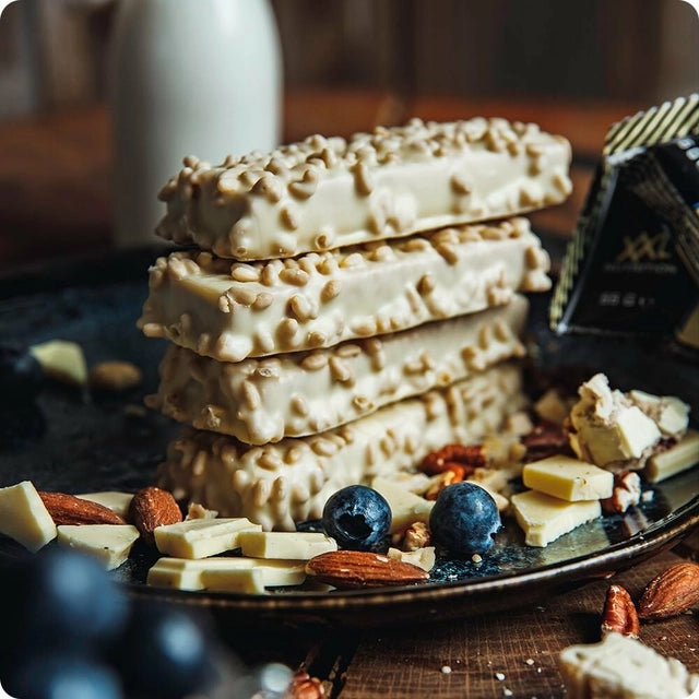 Heerlijke N'Joy Protein Bar in de smaak Blueberry White Choco, perfect voor een fruitige en eiwitrijke snack.