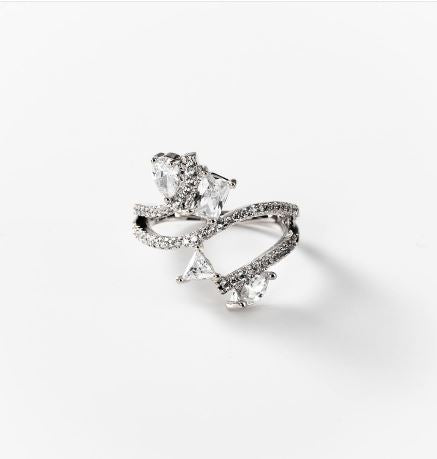 "Glänzendes Geflecht" - Ein kunstvoll gestalteter rhodinierter Ring, der Eleganz und Raffinesse verkörpert