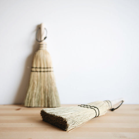 https://cdn.shopify.com/s/files/1/0763/2411/products/corn-broom_bc37025b-2c31-48d9-9136-3a889b3dc83b_large.jpg?v=1668352829