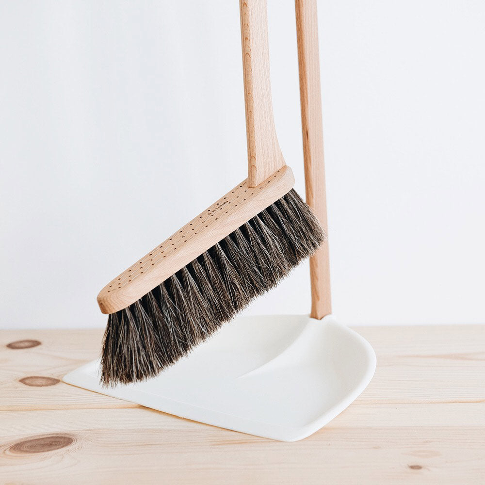 broom with standing dustpan