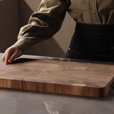 planche bois à découper noyer pratique élégante design stable ergonomique robuste