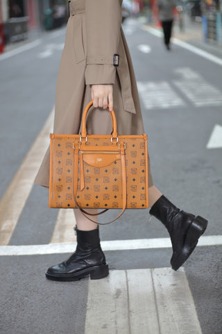 A luxurious leather women's handbag by Saga in a light brown color with a top handle detail in an autumn look