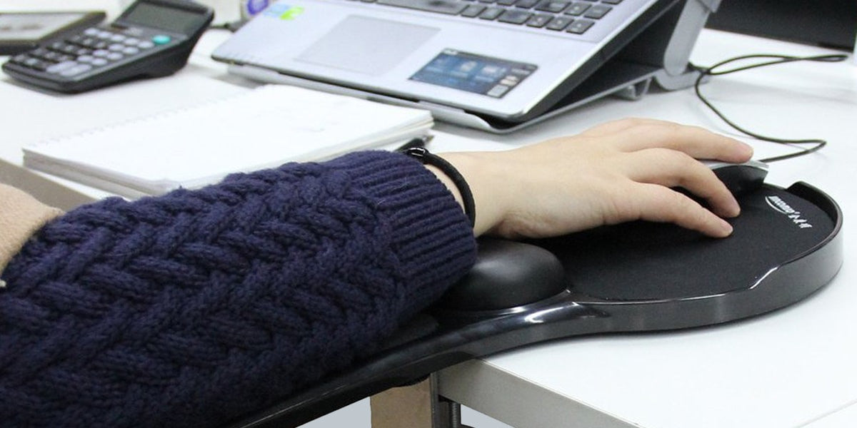 Ergonomic mouse pad