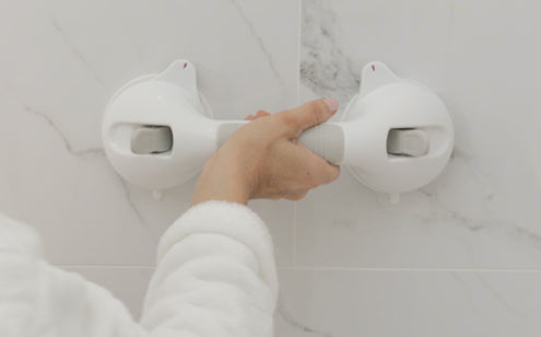 Holding suction grab bar in horizontal position