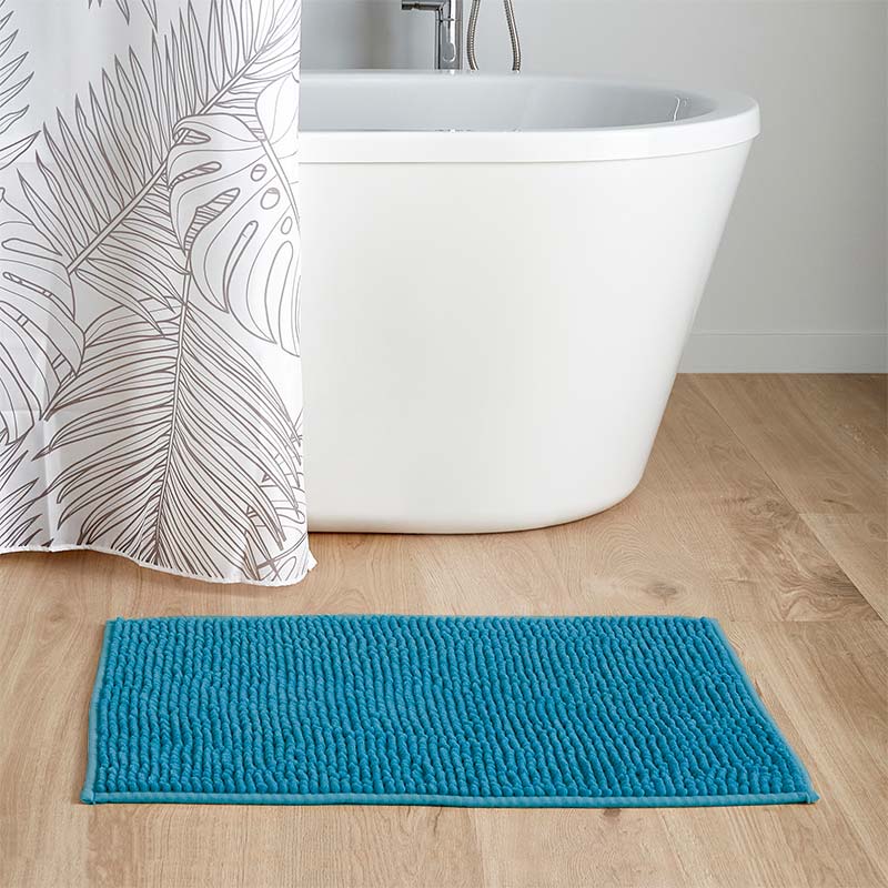 Salle de bain zen avec un tapis de bain bleu