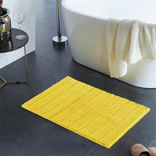 Tapis de bain jaune énergisant dans une salle de bain lumineuse