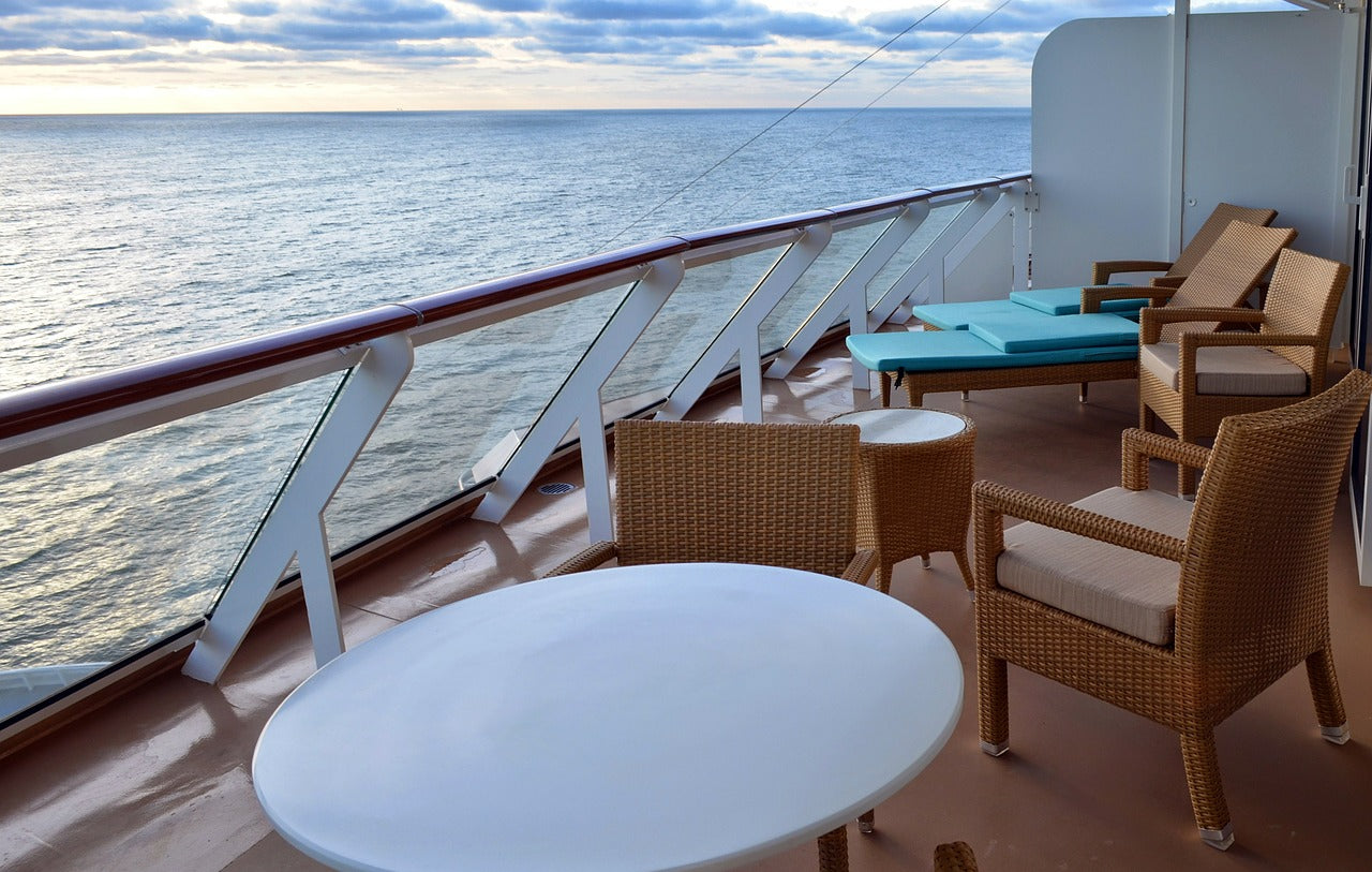 Balcon de la cabine de croisière et essentiels d'emballage