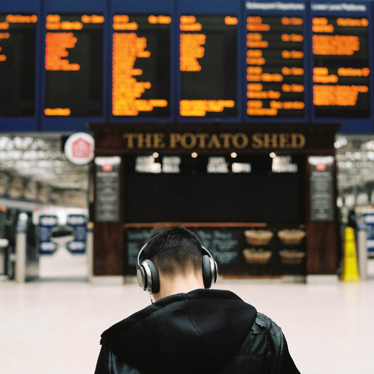 Noise cancelling headphones for airplane travel tips