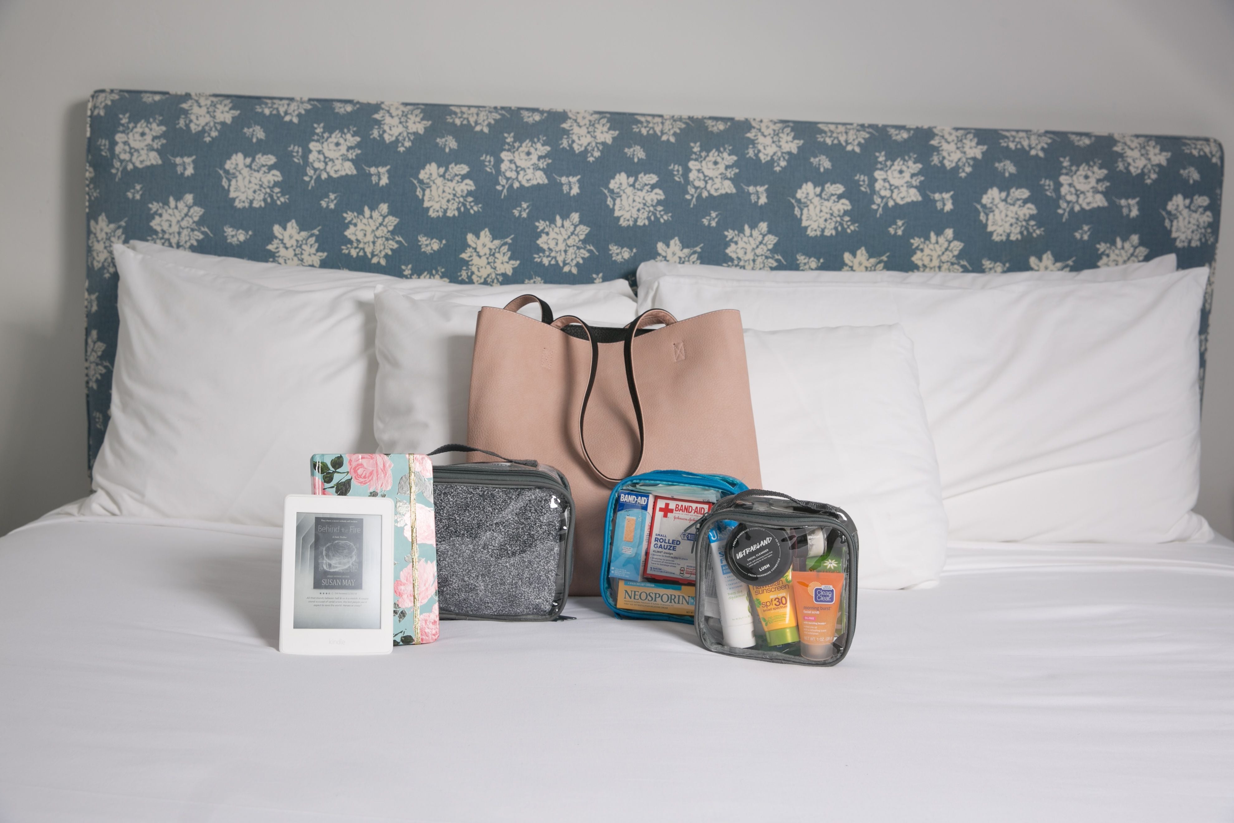 What's In My Overnight Bag ? SPENDING THE NIGHT RIGHT 