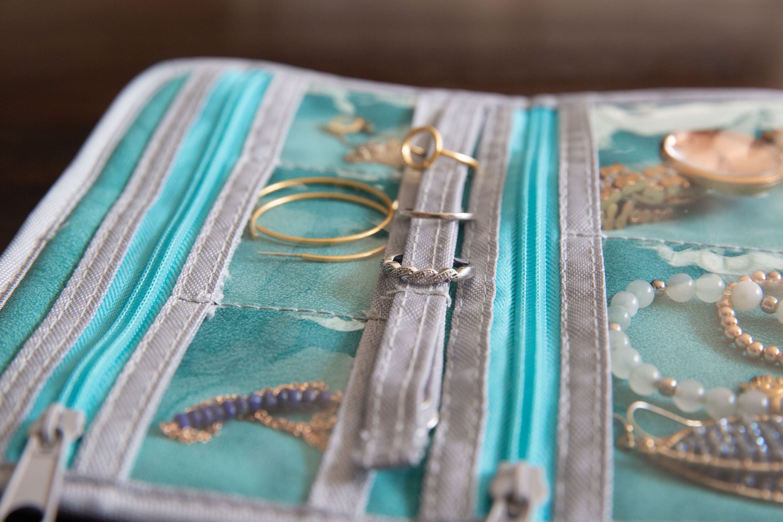 How to Pick an Earring Travel Case [in 4 Quick Steps] – Roam Often