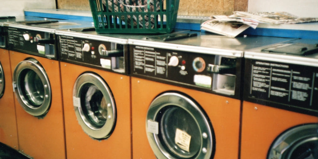 Machines à laver dans une laverie