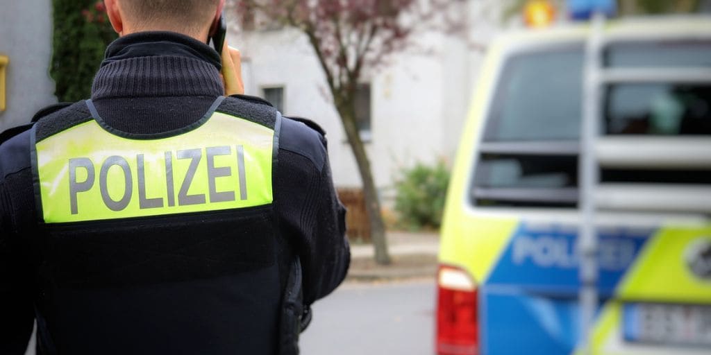 Policier allemand de dos avec un gilet pare-balles