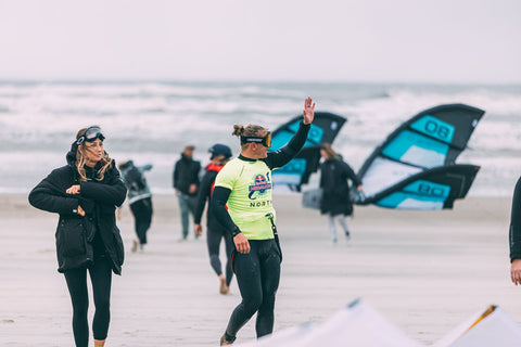 Harde wind zorgt voor de perfecte omstandigheden voor het NK Big Air Kitesurfen