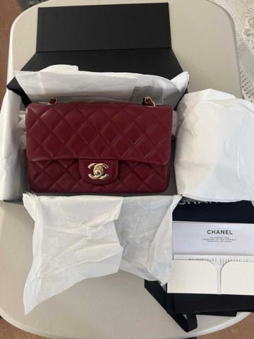 jpeg-optimizer_Chanel Mini Flap Bag Burgundy2.jpg__PID:381c54db-56c9-4740-9b5c-d38c80e66c69