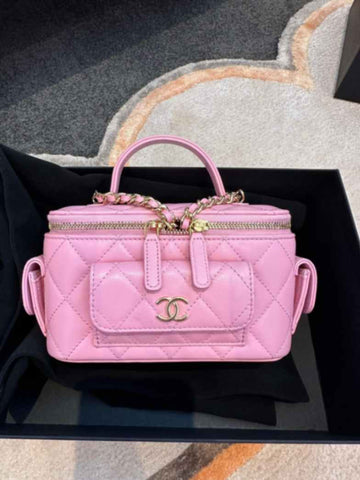 jpeg-optimizer_Chanel Vanity leather handbag1 (1).jpg__PID:143c775a-d2ae-436d-82cd-8274699cc5fb