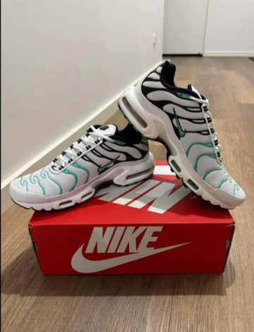 jpeg-optimizer_Nike Air Max Plus “Tiffany”3.jpg__PID:b48a85bd-7f31-41f0-84ce-0e6935459cf5