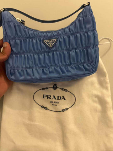 jpeg-optimizer_Prada Re-edition Zip Handbag1.jpg__PID:2a7880d9-e1f5-463b-9791-21981f68b278