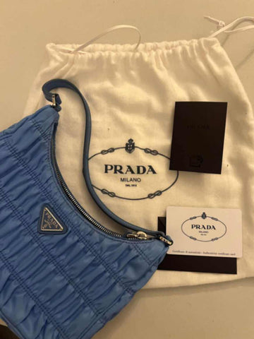 jpeg-optimizer_Prada Re-edition Zip Handbag2.jpg__PID:822a7880-d9e1-45d6-bbd7-9121981f68b2