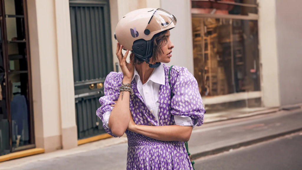 femme avec un casque de vélo de ville