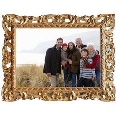 Frame with a photograph of a family on a trip