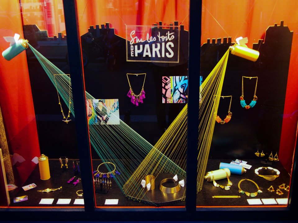 Vitrine Sur les toits de Paris final