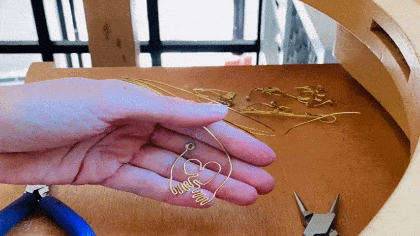 mise en forme à la main de fil de laiton - production de pendentifs