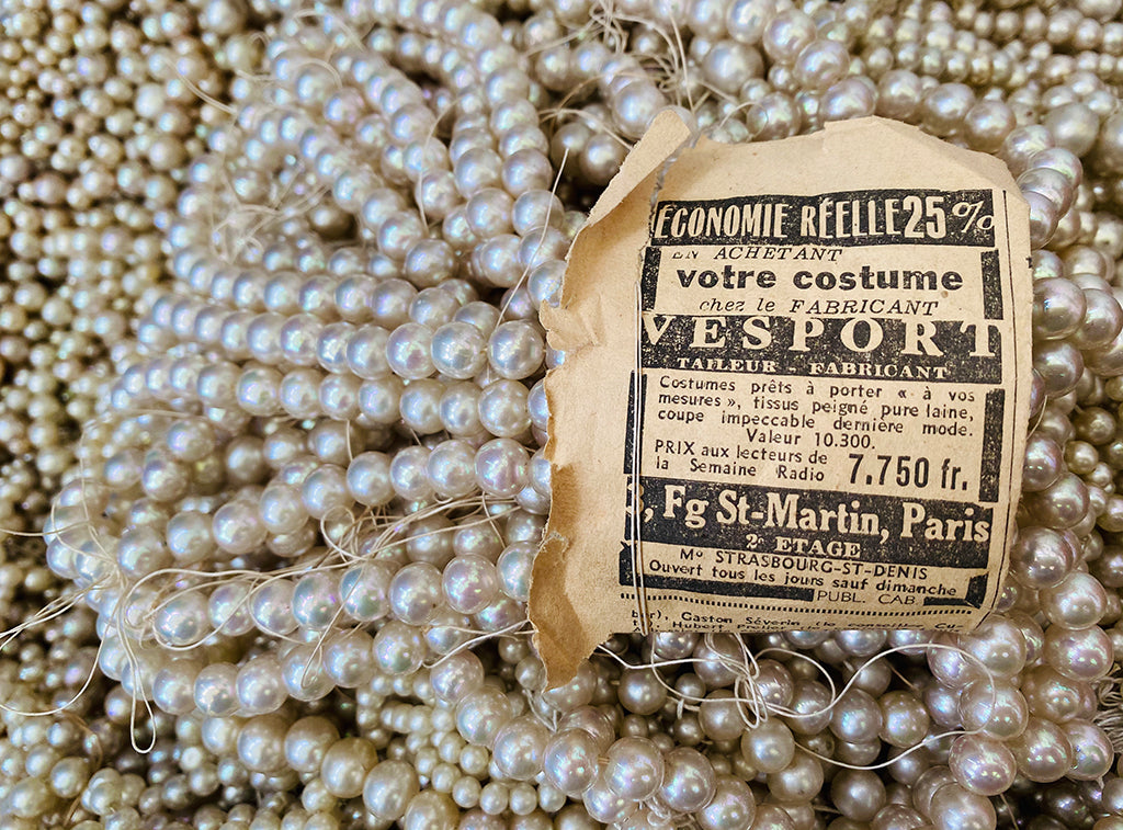 perles de nacre anciennes chinées années 30 atelier surlestoitsdeparis