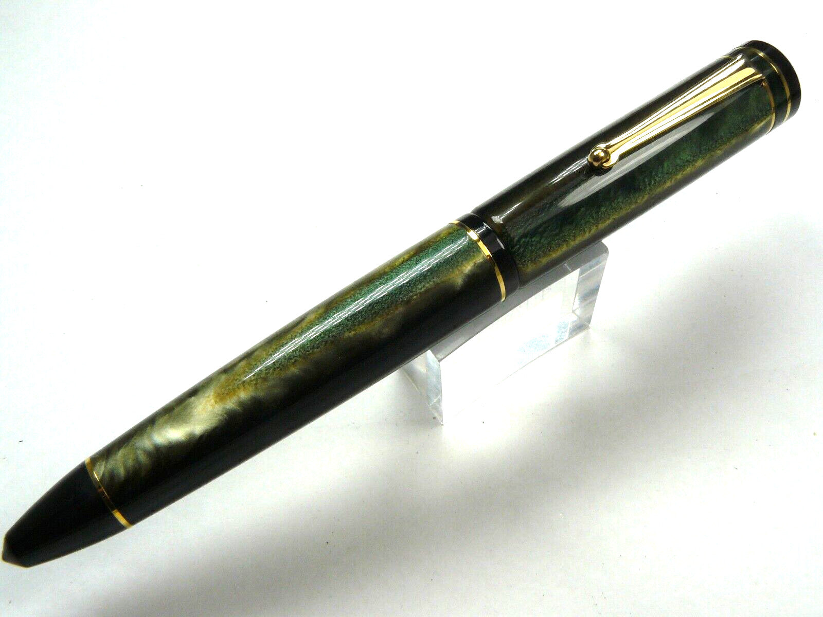 DELTA WRITE BALANCE FOUNTAIN PEN - GREEN WITH FINE STEEL NIB BRAND NEW IN BOX