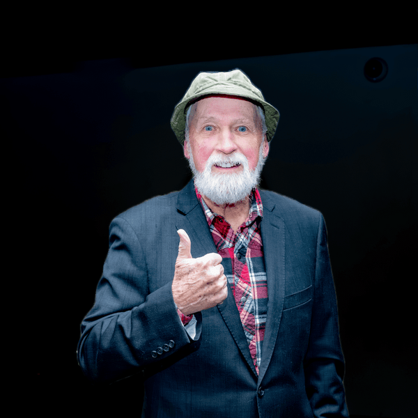 Steve Smith giving a thumbs up at the Canadian Comedy Hall of Fame Gala