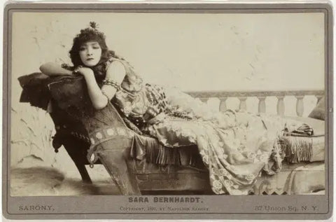 L’actrice Sarah Bernhardt dans “Cléopâtre” au Théâtre de la Porte Saint-Martin, à Paris, 1891