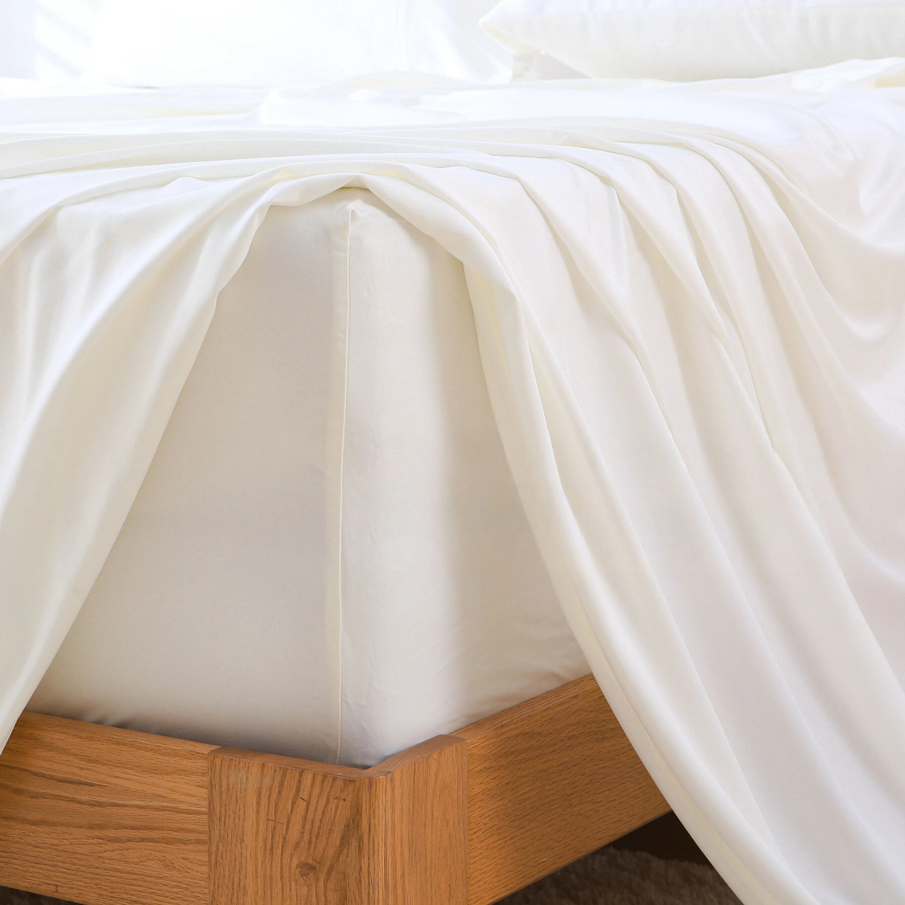 Deep pocket fitted sheet with elastic corner straps