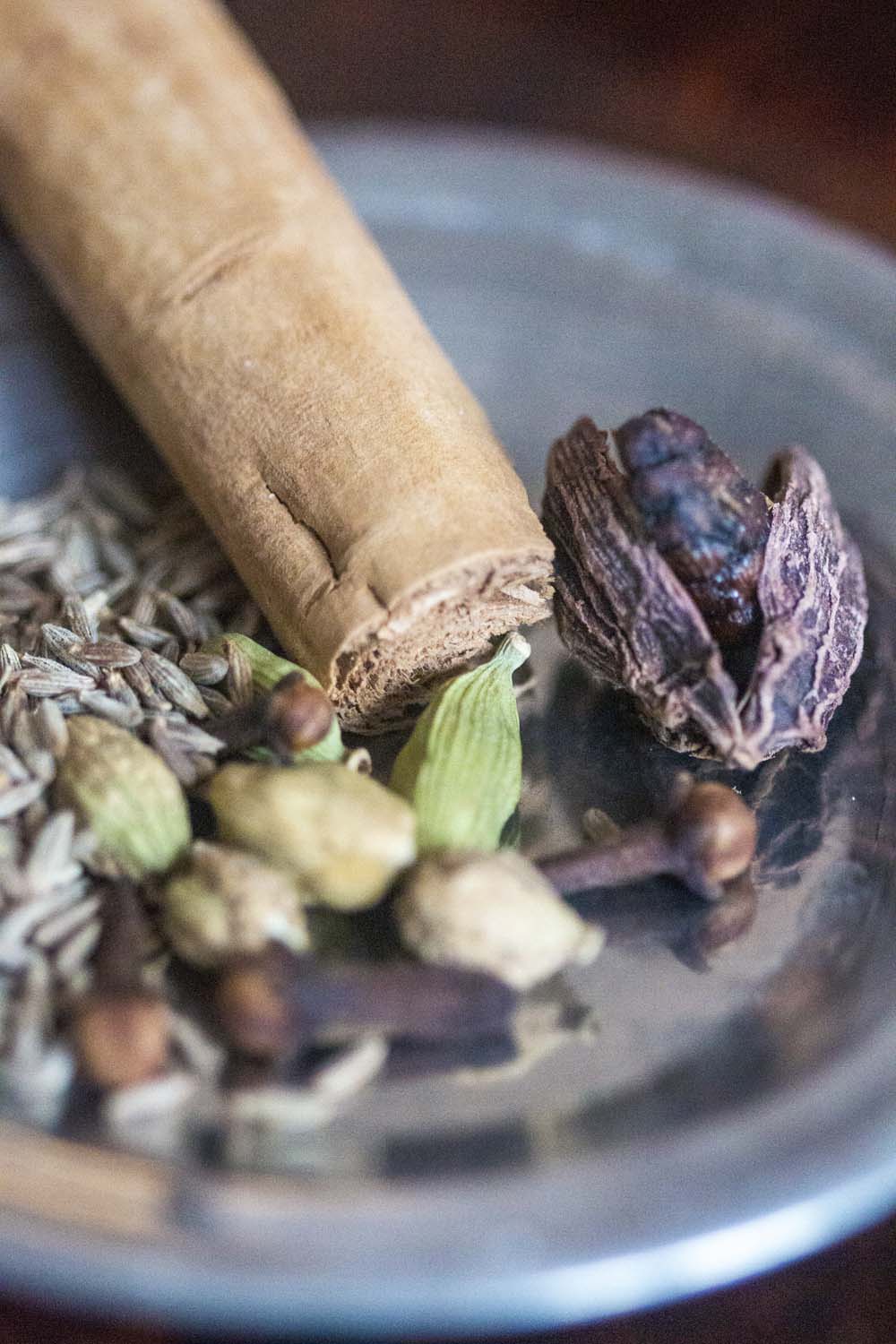 Cardamome noire avec d'autres épices dans une coupelle