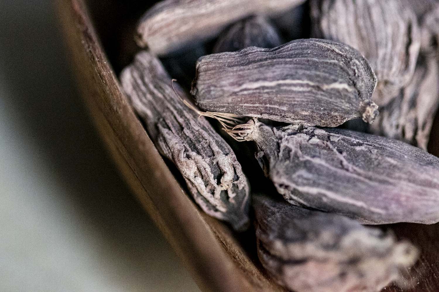 Capsules de cardamome noire séchées