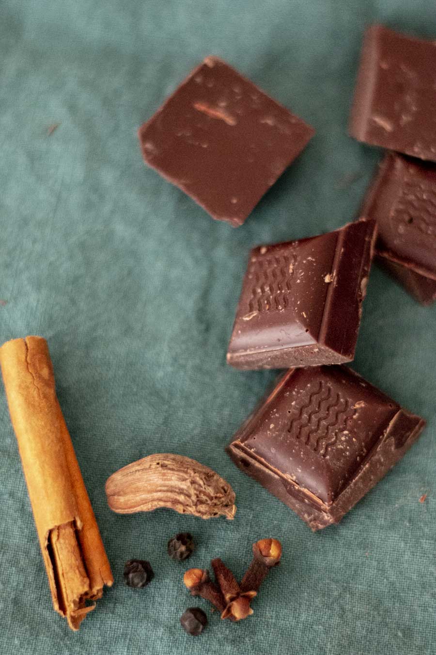 Chocolat chaud en train d'être servi dans une tasse