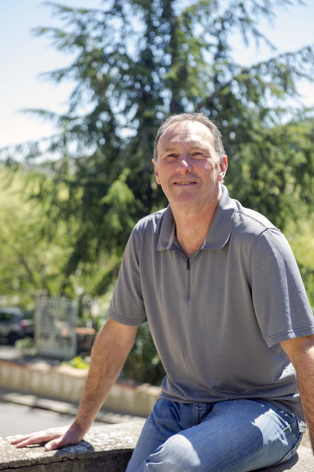 Artisan des Pyrénées cueillant les cônes de sapin sauvages