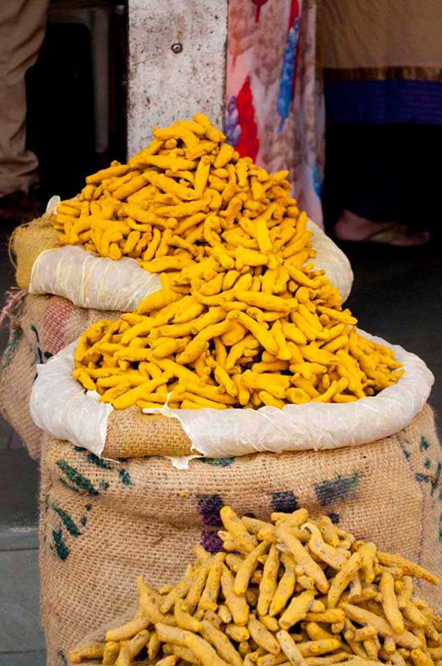 3 sac de curcuma de 3 qualités différentes au marché