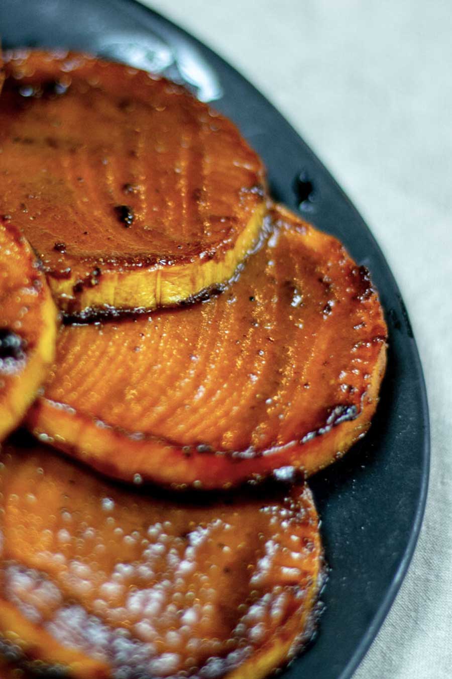 Tranches de courge butternut laquée à la mélasse de caroube et au cinq-épices biologique