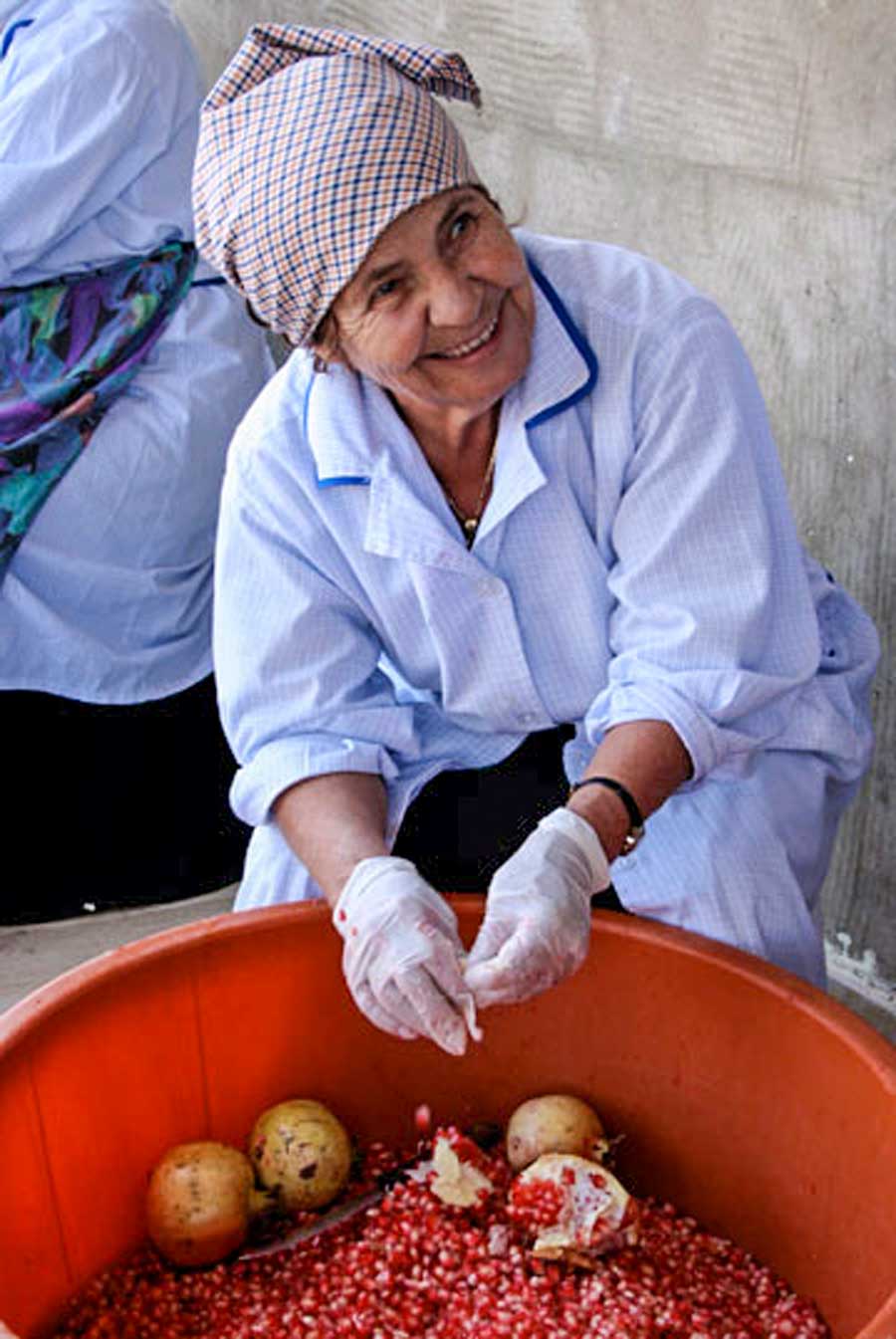 Femmes à Akkar, au Liban, en train de préparer de la mélasse de grenade