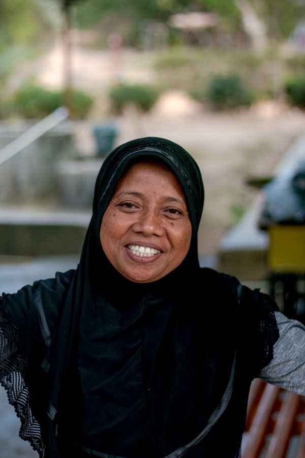 Productrice de poivre biologique sur l'île de Sulawesi, en Indonésie, avec qui nous collaborons