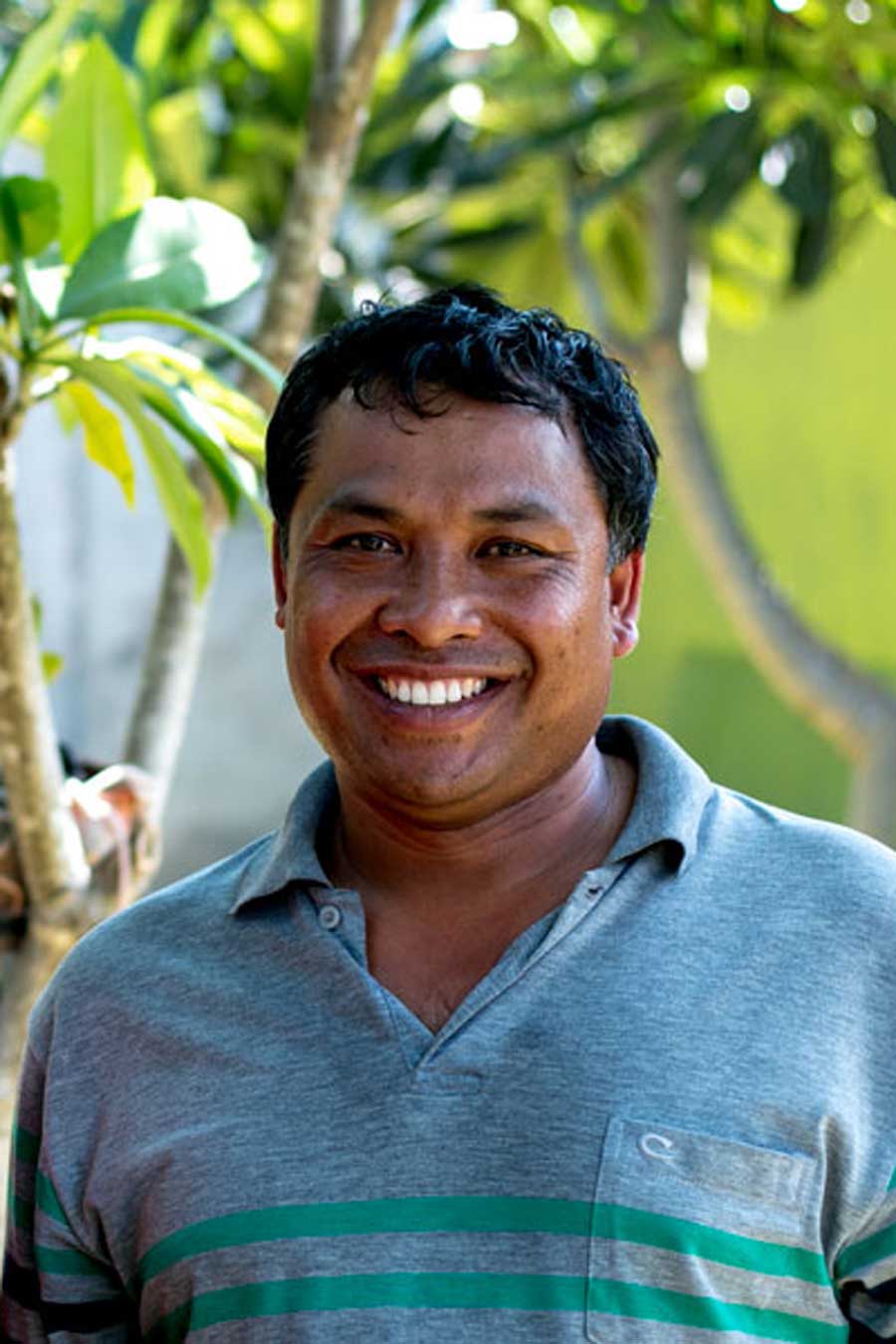 Producteur de sel fumé de l'île de Bali