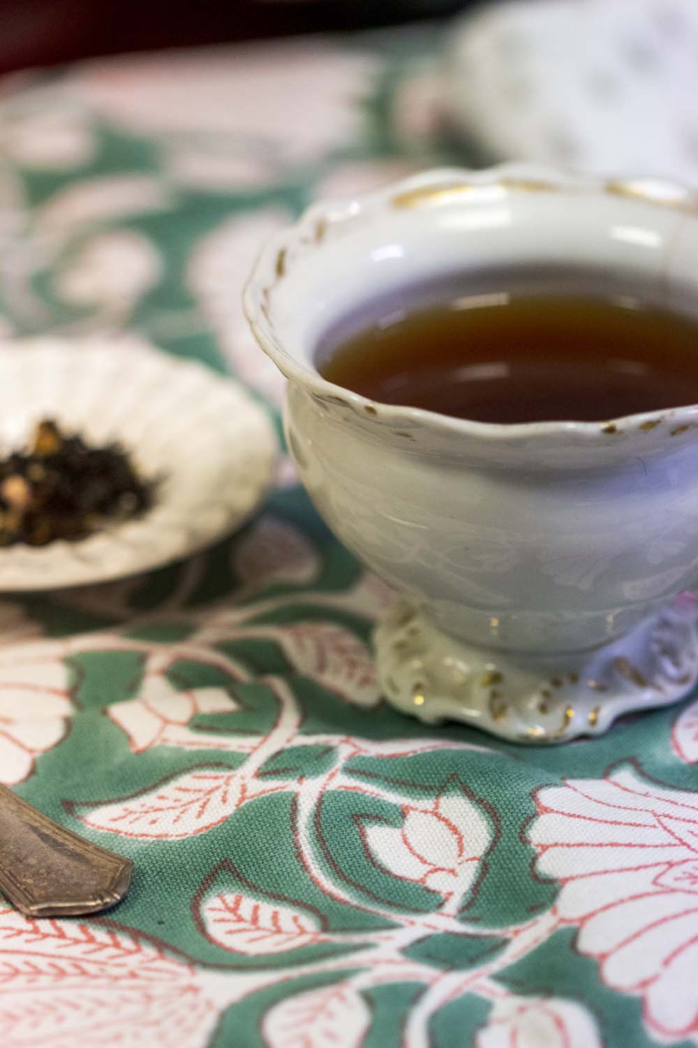 thé de noel servi dans une tasse en porcelaine ancienne